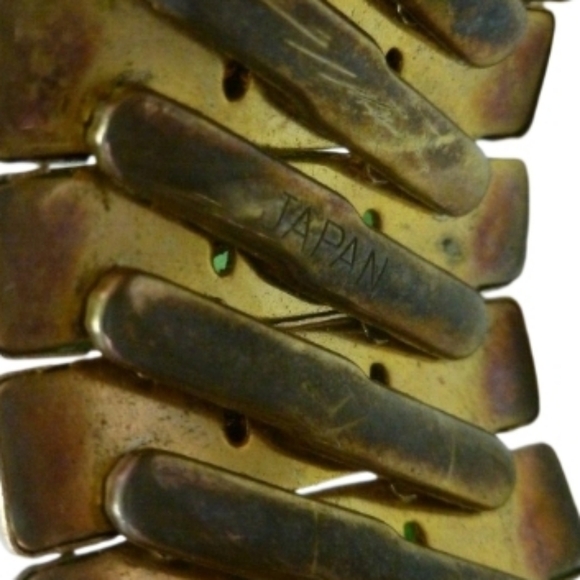 VINTAGE JAPAN JADE GREEN LUCITE & GOLD TONE ASIAN SYMBOL EXPANSION BRACELET - Picture 7 of 8